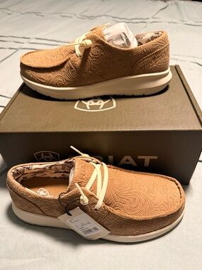 New nib Ariat ladies boat shoes loafers leather sz 7 Hilo